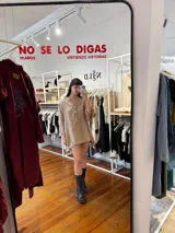 Camisa color beige de lino con escote en V y bordado multicolor.