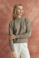 Sweater tostado de tejido de punto con cuello alto y diseño de rombos en el frente.