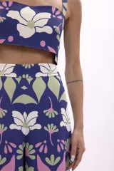 Crop top con estampado floral en tonos azul, blanco, verde y rosa.