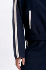 Campera azul marino con cierre frontal, capucha y dos líneas blancas verticales en las mangas.