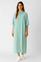 Vestido camisero largo a rayas verticales en tonos celeste y blanco, de corte holgado y manga corta.