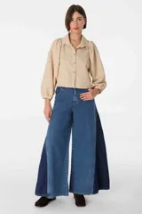 Pantalón de jean azul de corte ancho, con cintura alta y bolsillos delanteros y traseros.