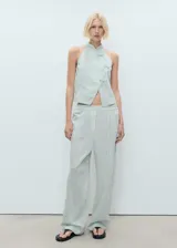 Pantalón de tiro medio con estampado a rayas verticales, diseño wide leg y cintura elástica.