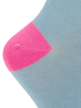 Calcetines de caña media color celeste con talón y puntera rosa. Presentan un logo bordado en el borde superior.