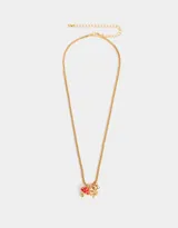 Collar corto dorado con cadena de eslabones cuadrados y dijes colgantes de hongo rojo con lunares blancos, trébol verde y strass transparente.