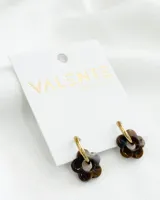 Par de aros colgantes con aro dorado y dije de flor marrón con centro calado.