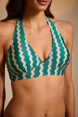 Conjunto de bikini con estampado animal print, compuesto por un corpiño triangular con tiras finas y una bombacha tipo short.