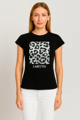 Remera verde militar de corte clásico, con mangas cortas con dobladillo y estampado frontal con diseño abstracto en dorado y texto en inglés.