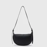 Bandolera negra de cuero trenzado con correa ajustable.
