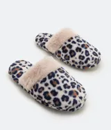 Pantufla femenina tipo chancla, cerrada en la punta, con estampado de leopardo en tonos blanco, azul marino y marrón. Presenta un borde superior de pelo sintético color beige claro.