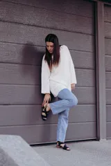 Sandalias de cuero color beige con tiras cruzadas y hebilla lateral. Taco cuadrado color marrón oscuro.