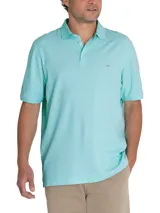 Chomba celeste de piqué de algodón pima peruano, con cuello clásico y tapeta de dos botones.