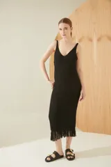 Vestido tejido de escote en V, con punto tramado y detalle de flecos en el ruedo.