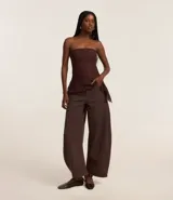 Pantalón barrel de cintura alta color marrón, confeccionado en sarga de algodón certificado BCI, con trabillas en la cintura, cierre tradicional, bolsillos convencionales y bolsillo reloj.