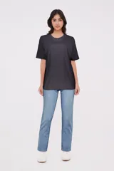 Remera negra de corte recto y mangas cortas con estampado multicolor.