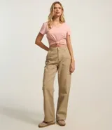 Blusa blanca de algodón con cuello en V, manga corta y bolsillo frontal.