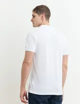 Chomba verde de piqué de algodón con cuello clásico y tapeta de dos botones. Logo bordado en el pecho.