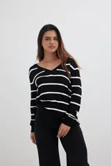 Sweater de punto negro con rayas horizontales blancas y escote en V.