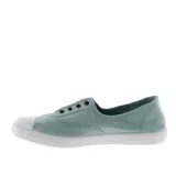 Zapatillas de lona color celeste sin cordones, con elásticos en el empeine, puntera de goma blanca y suela de caucho vulcanizado.