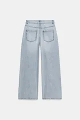 Pantalón de jean negro con efecto lavado, corte wide leg y tiro alto.