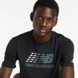 Remera deportiva de hombre New Balance, color negro, con logo de la marca estampado en el pecho en gris y blanco.