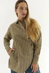 Camisa de algodón cruzada con detalle de cordón en el frente y mangas largas.