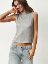 Musculosa blanca de cuello alto y sin mangas.