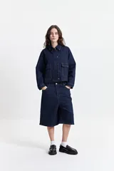 Campera de jean azul oscuro de corte relajado.