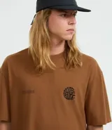Remera marrón de corte holgado, cuello redondo y manga corta. Presenta estampado con letras en el frente y la espalda.