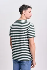 Remera de manga corta con cuello redondo y estampado a rayas horizontales blancas y verdes.