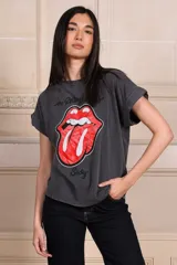 Remera gris con estampa frontal de la lengua de los Rolling Stones y la inscripción 'Sixty'.