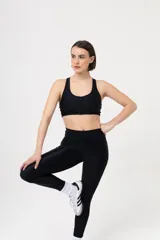 Top nadador con cortes en la espalda, diseño deportivo y ajuste cómodo.