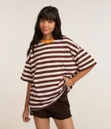 Remera oversized con cuello redondo contrastante y estampado a rayas horizontales en color marrón y blanco.