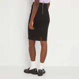 Falda de tubo negra, de punto milano, con corte ajustado y cómodo.