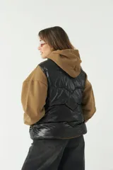 Chaleco puffer color crema con textura acolchada y bolsillos con cierre.