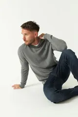 Sweater gris de algodón con cuello en V y logo bordado en el pecho.