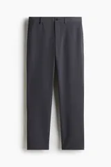 Pantalón de vestir gris oscuro, tobillero, de corte slim fit, con cierre de botón, bolsillos laterales y traseros ribeteados con botón.