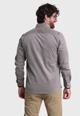 Camisa de pana en color verde oscuro, con textura suave y corte clásico, ideal para un look relajado.