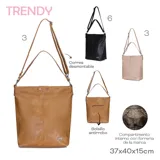 Bolso tote de hombro color beige claro, con acabado de cuero sintético liso. Presenta dos asas de mano y una correa ajustable larga para llevar cruzado. Tiene un pequeño logo grabado en la parte inferior frontal.