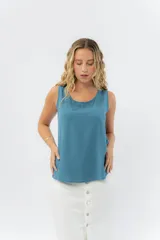 Musculosa celeste de corte fluido con escote redondo y detalle de lágrima en la espalda.