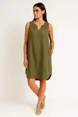 Vestido corto color verde oliva, sin mangas, de lino y algodón, con escote en V y corte holgado.