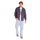 Camisa de manga larga gris oscuro, con dos bolsillos de parche con solapa abotonada en el pecho y logo de la marca en el bolsillo izquierdo.