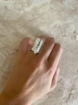 Anillo abierto de plata 925 con textura irregular.