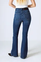 Pantalón de jean negro de corte acampanado y tiro alto.