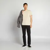 Remera color beige de corte recto y mangas cortas.