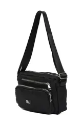 Bandolera negra de poliéster con correa ajustable y múltiples bolsillos con cierre.