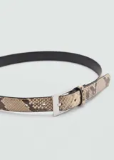 Cinturón marrón con textura croco y hebilla plateada.