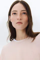 Remera rosa de algodón con cuello redondo.