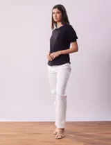 Remera blanca de modal con cuello redondo y mangas cortas abullonadas con puño.