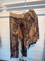 Conjunto de terciopelo color marrón con estampado abstracto, compuesto por una blusa de cuello alto y un pantalón palazzo.